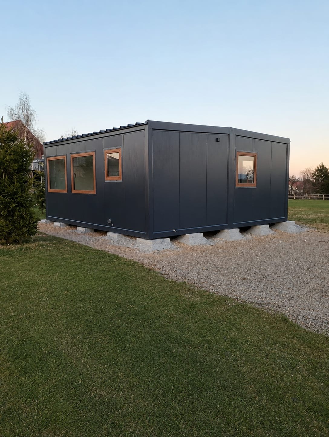 Kontener mieszkalny na przygotowanym podłożu